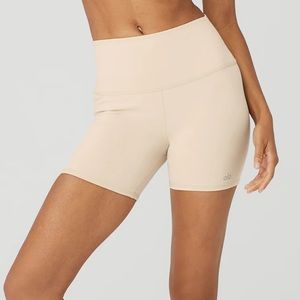 Alo Yoga 5" AIRBRUSH HIGH-WAIST BIKER SHORT in Macadamia / size small